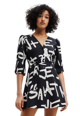 Vestido Desigual Corto Camisero Mensajes Negro - Calce Regular