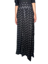 Falda Negra Con Hilos Metalizados