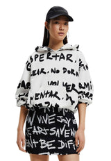 Polerón Desigual Manifiesto All-Over Blanco - Calce Oversize