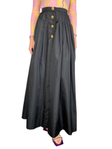 Falda Negra con Botones Dorados