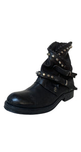 Botas Tachas Cuero