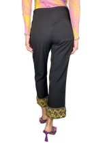 Pantalón con Bordado Dorado