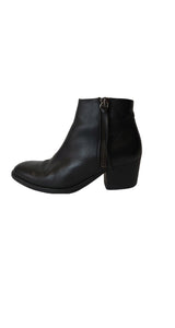 Botines En Punta Cuero Negro