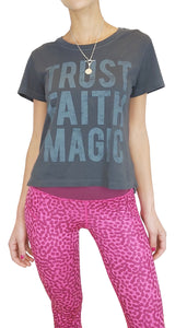 Polera Trust Faith Magic Gris