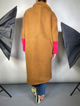 Abrigo Café Mangas Fucsia