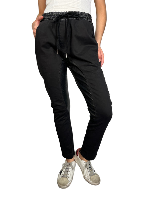 Pantalón Con Detalles Ecocuero