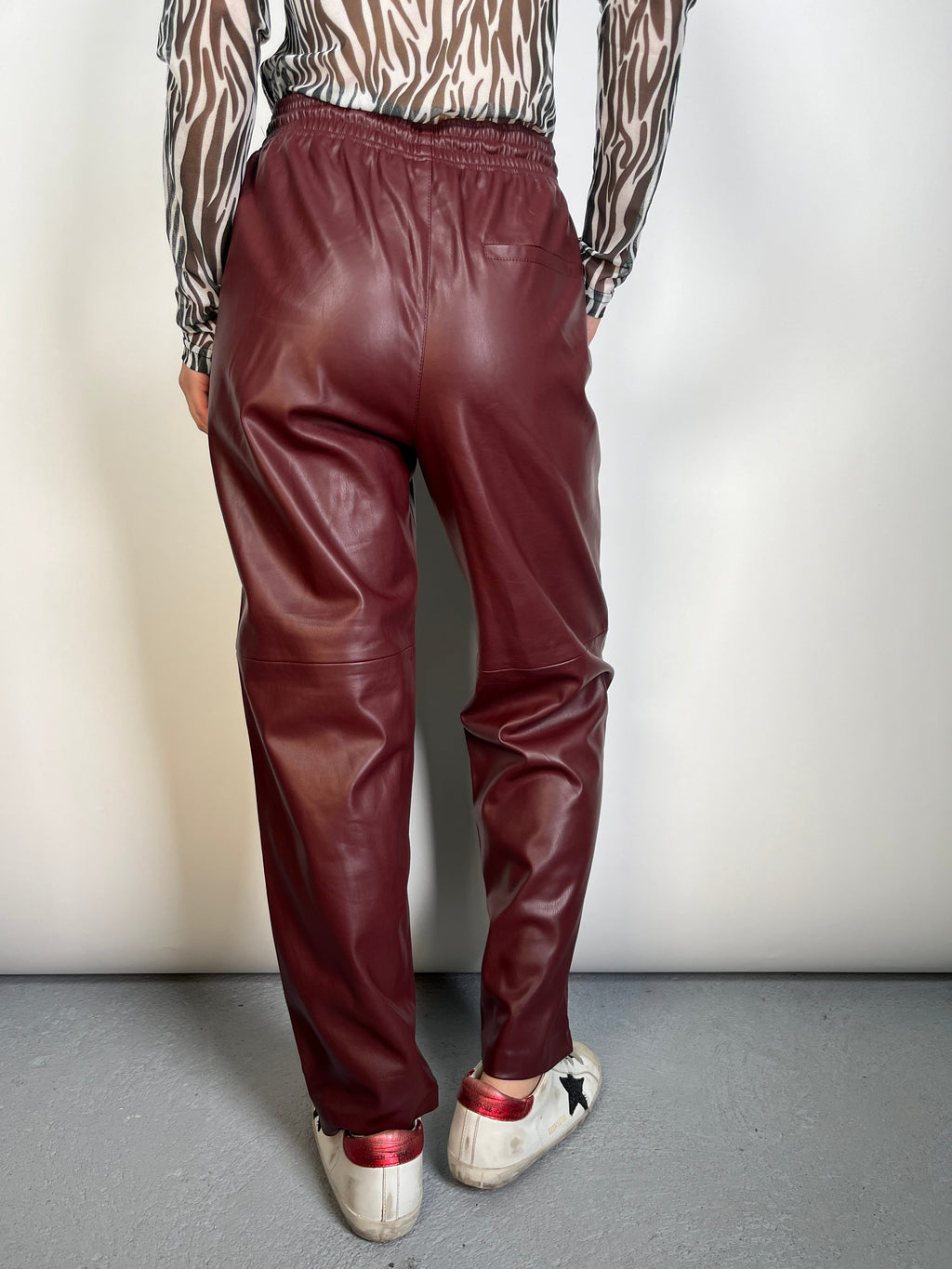 Pantalón EcoCuero Burdeo MANGO – Market People