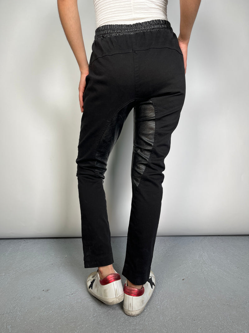 Pantalón Con Detalles Ecocuero