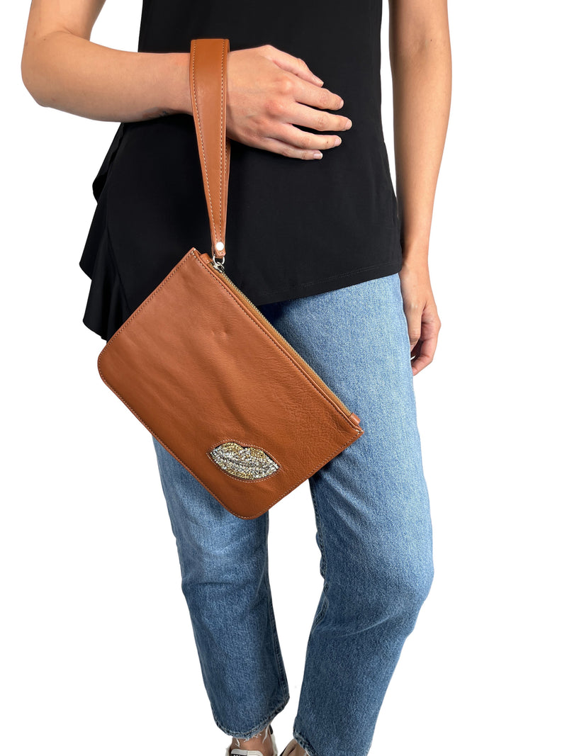 Clutch Kiss Cuero