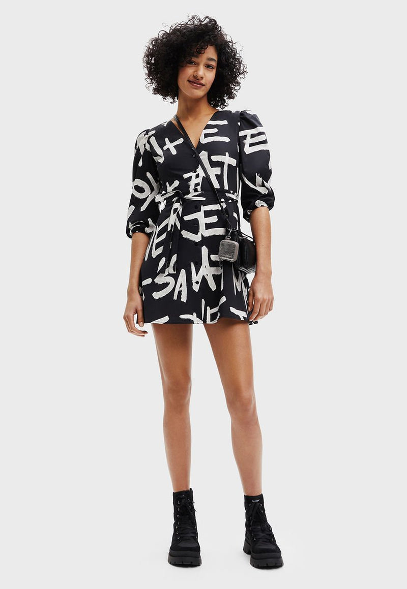 Vestido Desigual Corto Camisero Mensajes Negro - Calce Regular