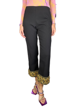 Pantalón con Bordado Dorado