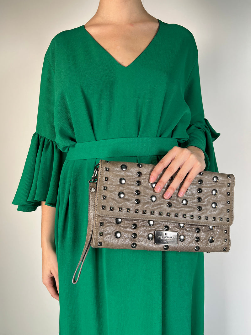 Clutch Tachas Cuero