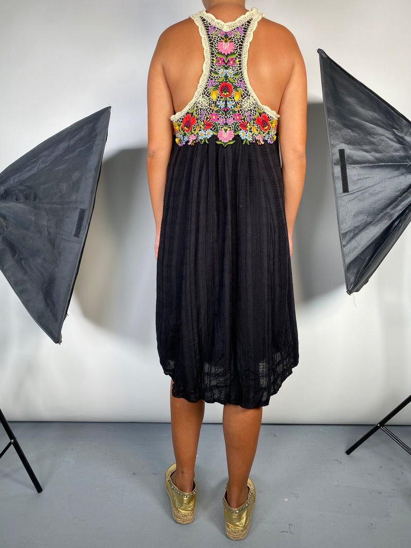 Vestido Midi Negro Bordado