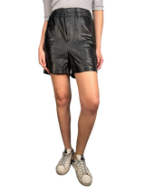 Short Negro Cuero