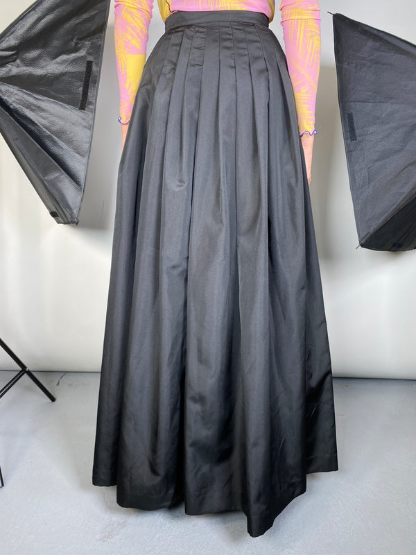 Falda Negra con Botones Dorados