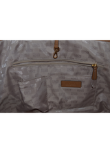 BOLSO "TOTE"  CON ICÓNICO ESTAMPADO DEL LOGO DE LA MARCA CON UN PORTE IDEAL PARA VIAJAR (5143144857735)