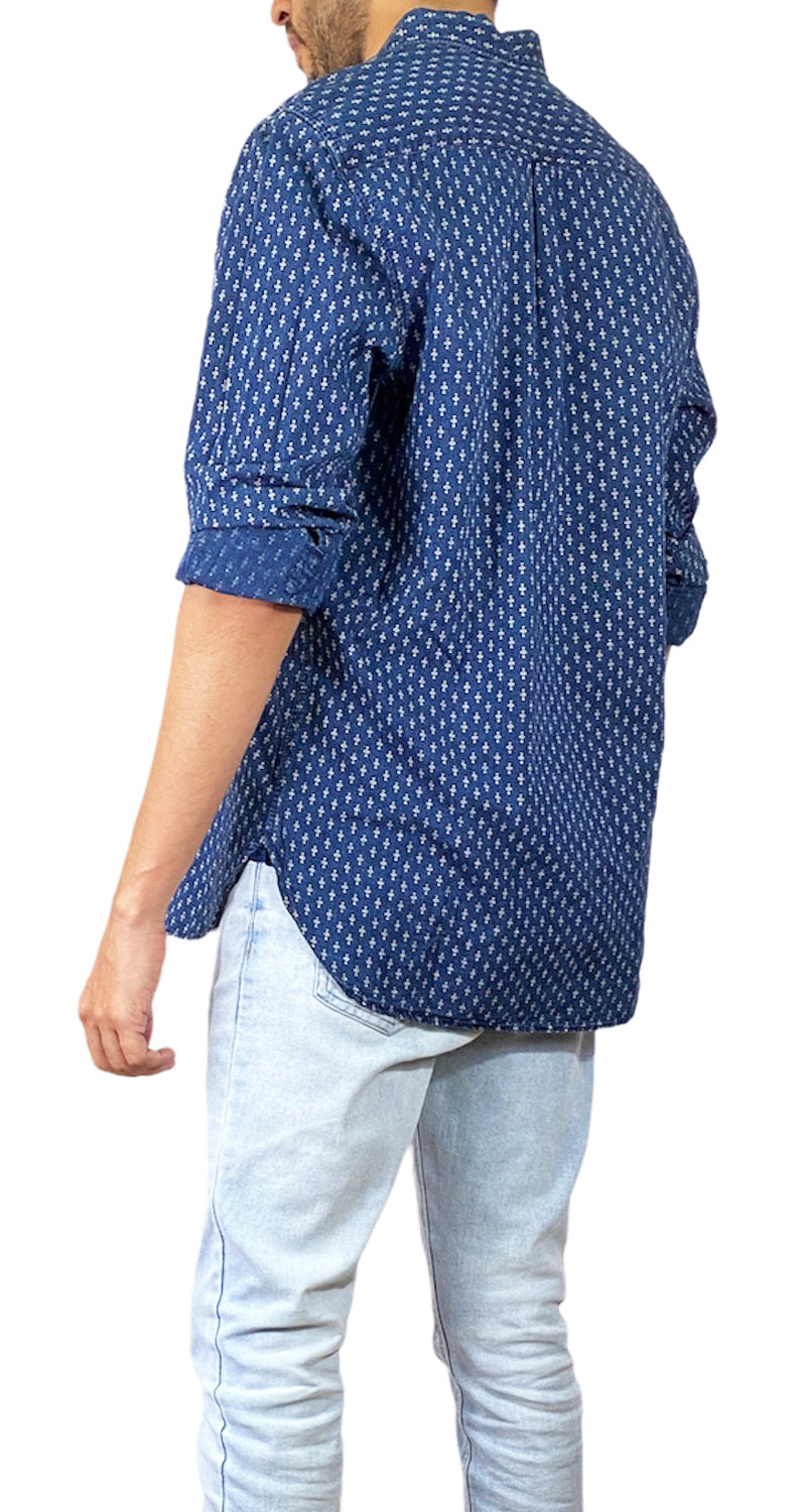 Camisa Azul Diseños Blancos