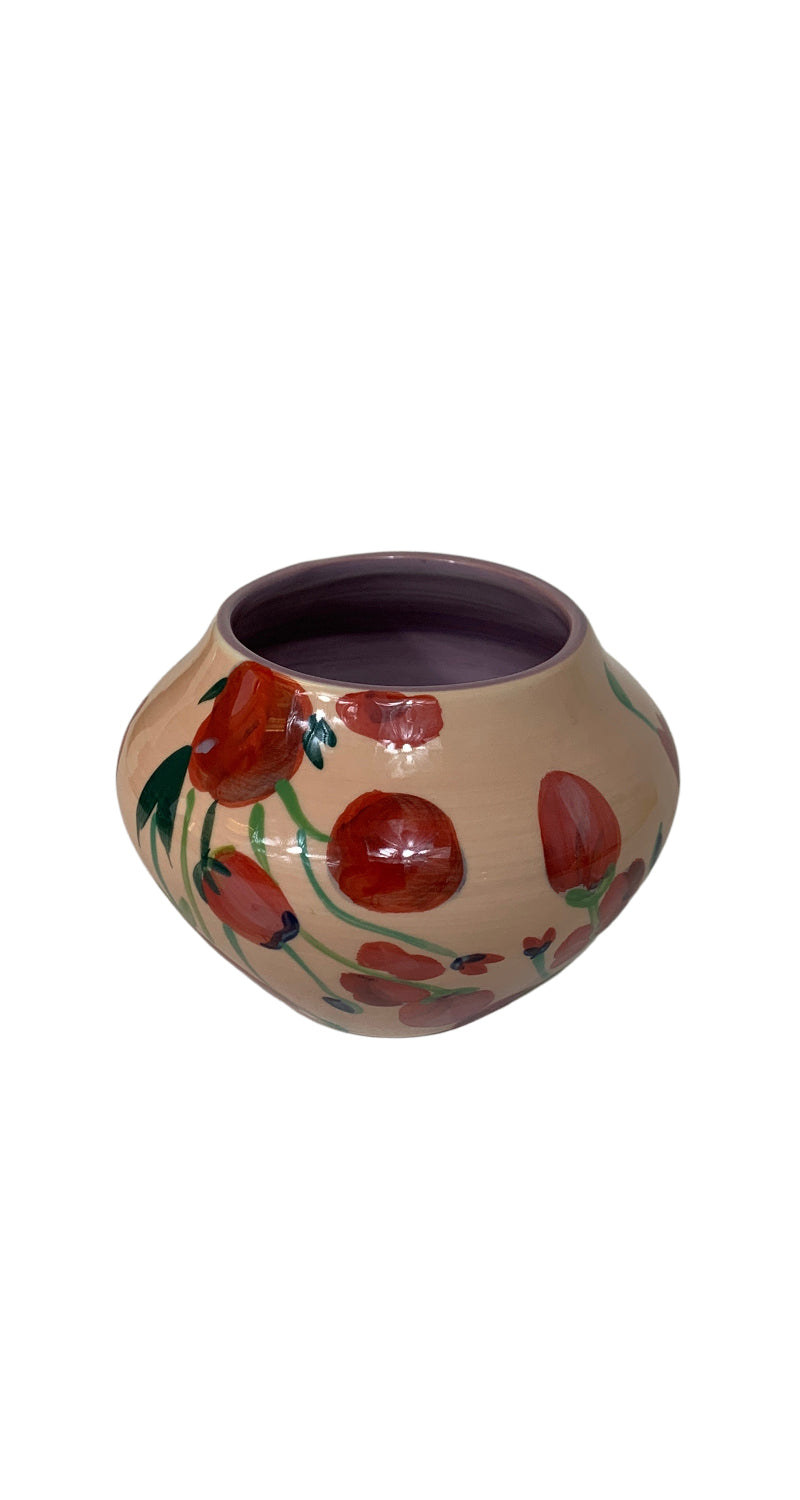 Florero Rosado con Flores Rojas