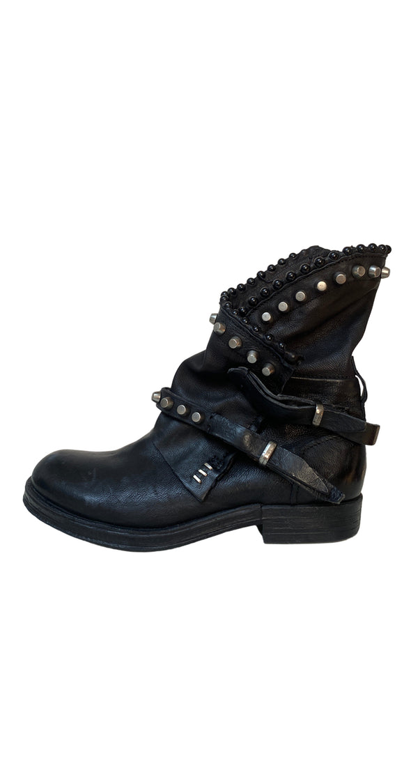 Botas Tachas Cuero