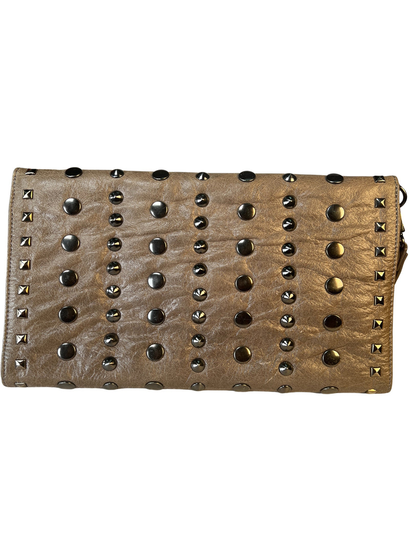 Clutch Tachas Cuero