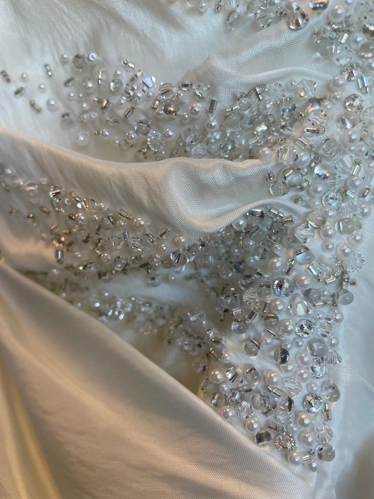 Vestido de Novia Drapeado con Aplicaciones