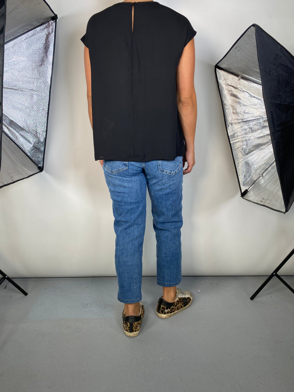 Polera Negra Sin Mangas