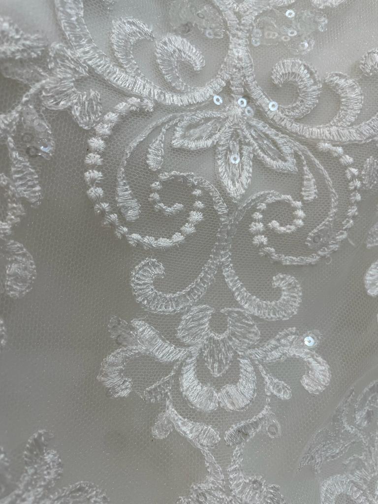 Vestido Bordado con Lentejuelas y velo.