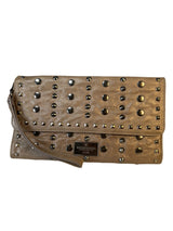 Clutch Tachas Cuero