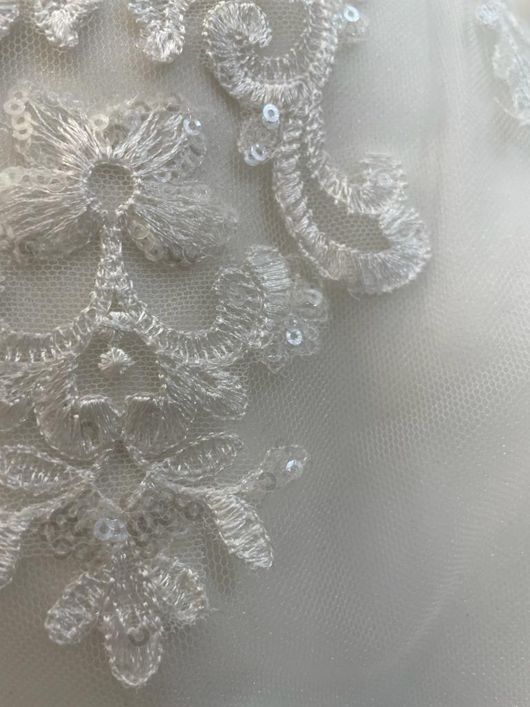 Vestido Bordado con Lentejuelas y velo.