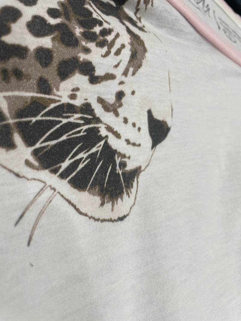 Polera Blanca Leopardos
